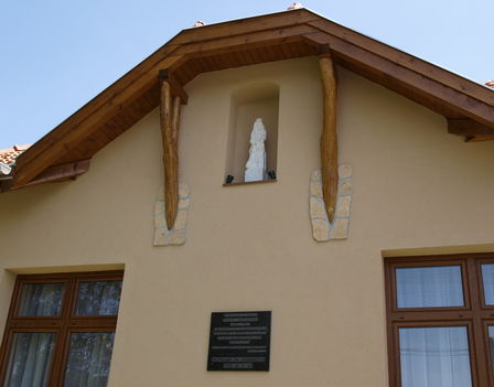 Szent Erzsébet szobra a homlokzaton