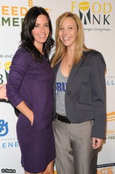 courteney_cox_lisa_kudrow_001_102809