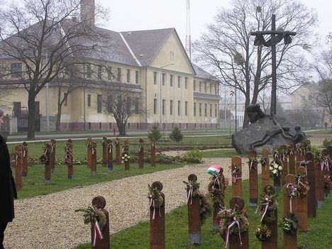  Az 1956-os mosonmagyaróvári sortűz helyén létesített emlékmű