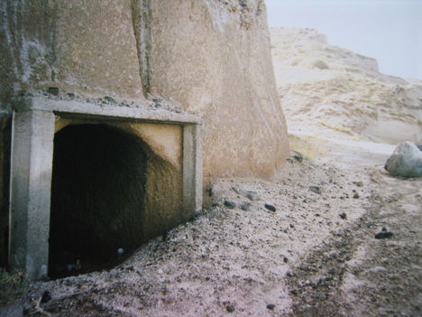 Barlang-odu a horzsakőfalban a Pigadia parton