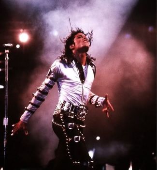 Michael-michael-jackson-12422158-559-604