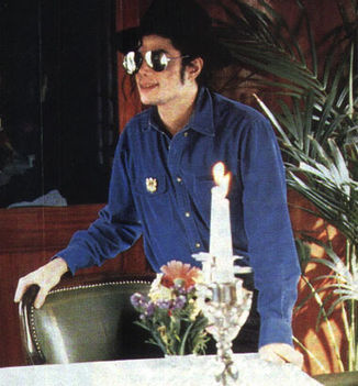 Michael-michael-jackson-12422726-379-408