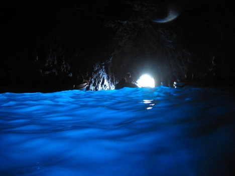 Grotto Azure, Capris
