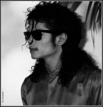 MJ-michael-jackson-12022667-585-604