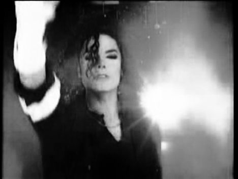 MJ-michael-jackson-12022672-604-453