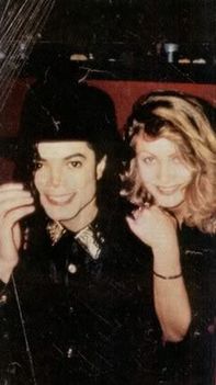 Mucho-Michael-3-michael-jackson-10846885-240-427
