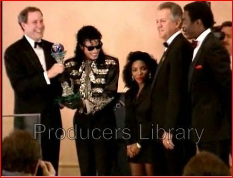 MICHAEL-JACKSON-michael-jackson-11938359-476-364