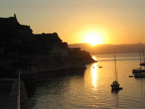 Felkelő nap a Régi erődnél, Korfuváros, Korfu