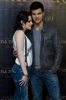 taylor-lautner-and-kristen-stewart-attend-photocall-for-twilight-new-moon-682x1024
