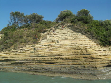Ugrások a híres Sidari szikláiról, Korfu