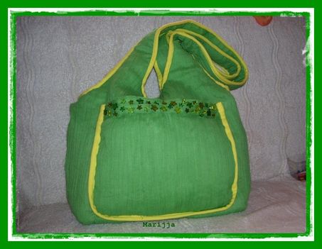 Zöld táska csillagokkal díszítve