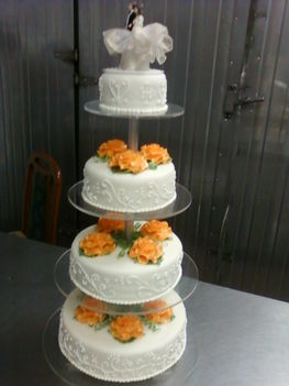 menyasszonyi,karamellvirággos torta