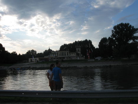 Győr,  a Mosoni Duna alkonyatkor