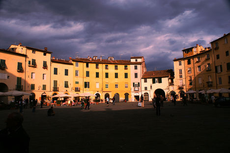 Lucca, Piazza del Anfiteatro