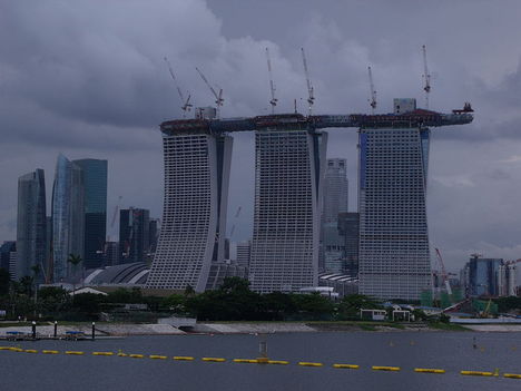 800px-RearViewMarinaBaySands