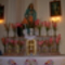 Mária oltár rózsaszín kardvirágokkal