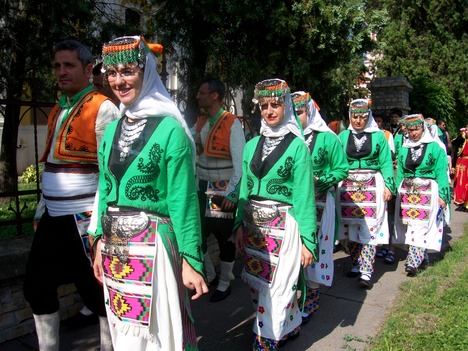 A törökországi HASAD táncegyüttes ünnepi népviseletben vonul a főtéren