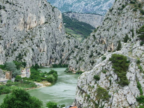 Cetina és a hegyek Omis-nál 10