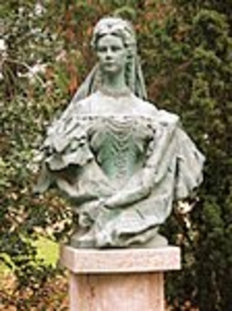 Erzsébet királyné makói szobra a József Attila Múzeum kertjében áll