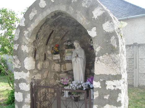 Mária szobor a templomdombon