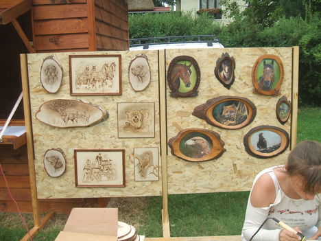 Domonkos Gabi pirográf alkotásainak kiállítása a Pannonhalmi Kézmíves Téren