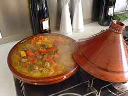 A "tajine": étel, illetve a kúpalakú, mázas cserépedény, amiben főzik