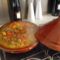 A "tajine": étel, illetve a kúpalakú, mázas cserépedény, amiben főzik