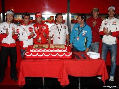 224343_Current+and+former+Gresini+riders+celebrate+the+team+200th+GP-1280x960-jun8