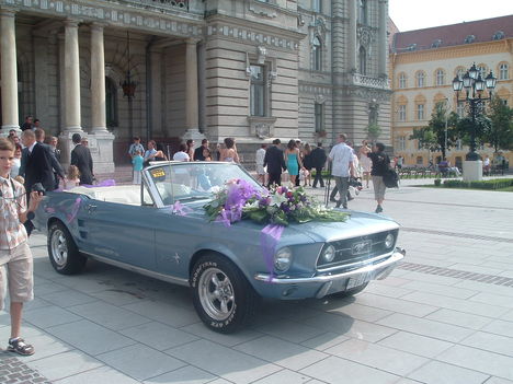 Mustang menyasszonyi autó
