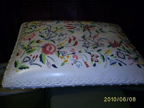 Hímzett párna torta