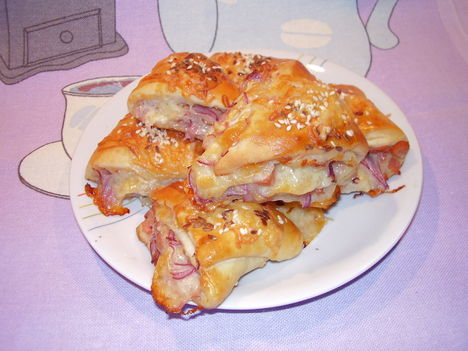 Sonkás -hagymás tekercs