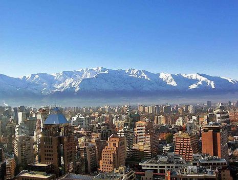 Santiago de Chile és mögötte a havas csúcsok