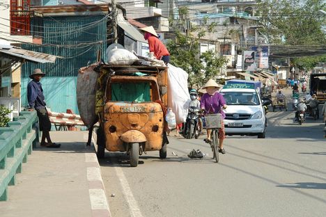 Vietnam:  motoros tricikli - fő, hogy megy
