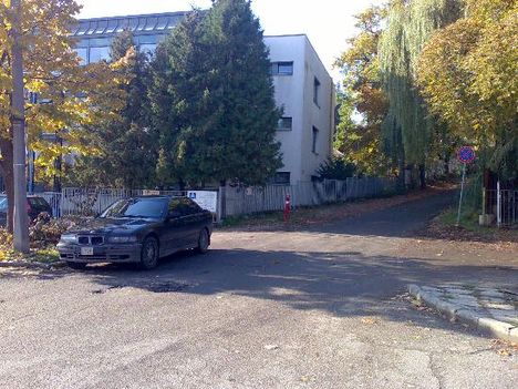 Bizonyára az erős napsütés miatt állt Miskolc-Tapolcán ez a BMW az árnyékba, de lehet, hogy tele volt a parkoló..