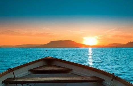 Csónakkal a naplementében.
