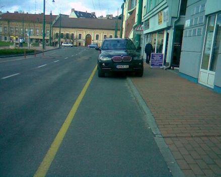 Szeged, Szent István tér, ahová csak SZKT és behajtási engedéllyel rendelkező mehet be. De nem a kerékpárúton és a díszburkolatú járdán parkolni