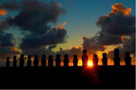 A Chile-hez tartozó Húsvét-szigetek híres szobrai napnyugtakor