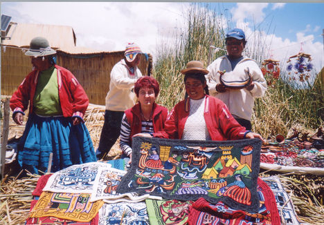 A Titicaca tó egyik úszó szigetének lakóival