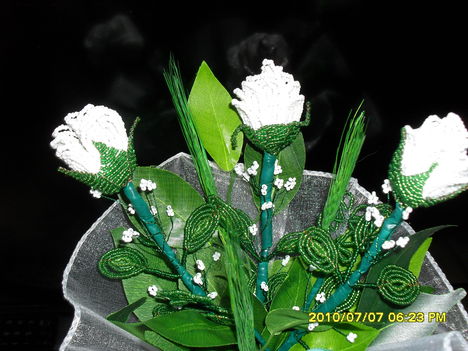 (3)fehér rózsák