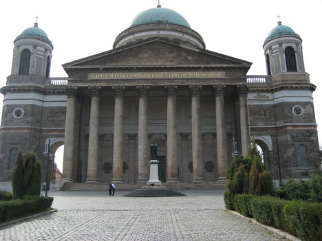 A bazilika főbejárata