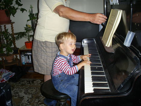 Az ifjú énekes-zongorista, és nagypapája, a kottalapozó....