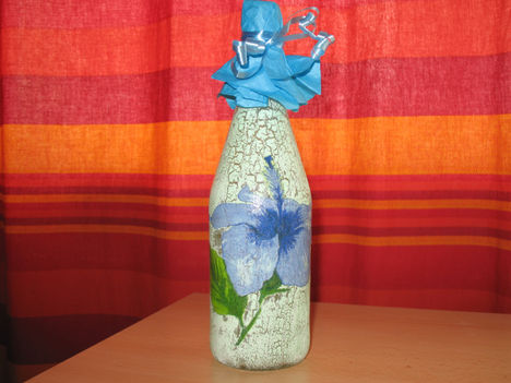 repesztett kék virággal