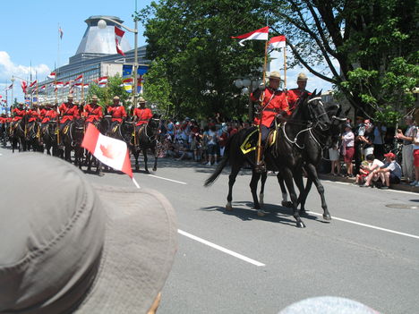 canadai lovas katonák felvonulása