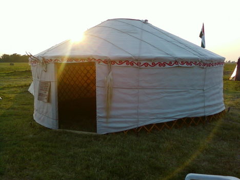 Napnyugtára kész is lett a jurtánk