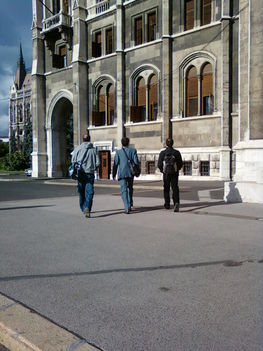 Az Országház előtt