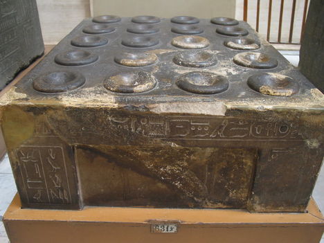 Áldozati "asztal" - Sankhibré fáraó nevével, XIV.dinasztia, Középbirodalom