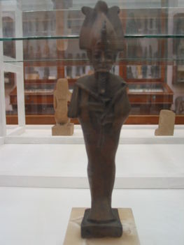 Amon bronzszobra