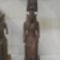 Básztet bronzszobra, kettős Amon tollal