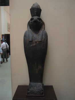 Hórusz szobra, múmiaformában, fején óegyiptomi koronával