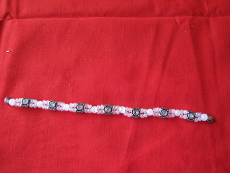 76. Fehér gyöngy karkötő ezüstözött strasszos köztesekkel